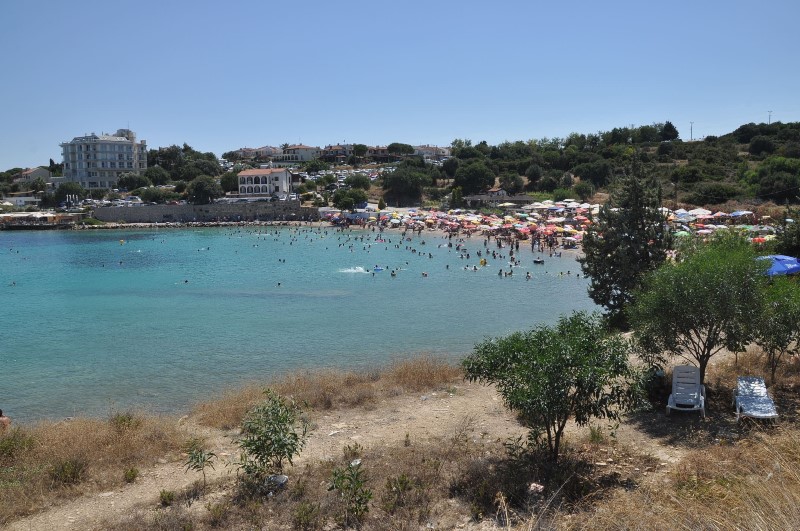 Sıcaktan bunalan, Çeşme sahillerine koştu