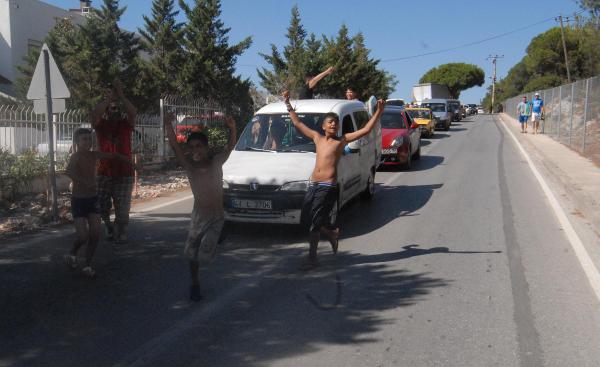 Sıcaktan bunalan, Çeşme sahillerine koştu