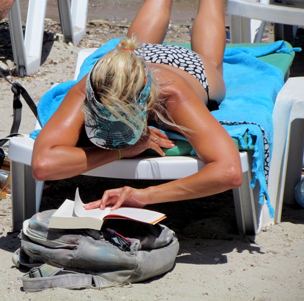 Sıcaktan bunalan, Çeşme sahillerine koştu