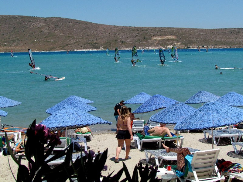 Sıcaktan bunalan, Çeşme sahillerine koştu