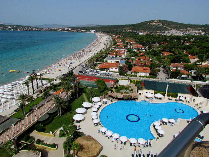 Sıcaktan bunalan, Çeşme sahillerine koştu