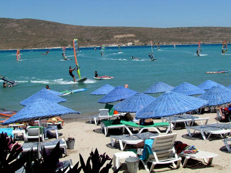 Sıcaktan bunalan, Çeşme sahillerine koştu