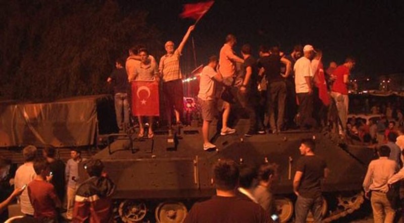 Fotoğraflarla darbe gecesi
