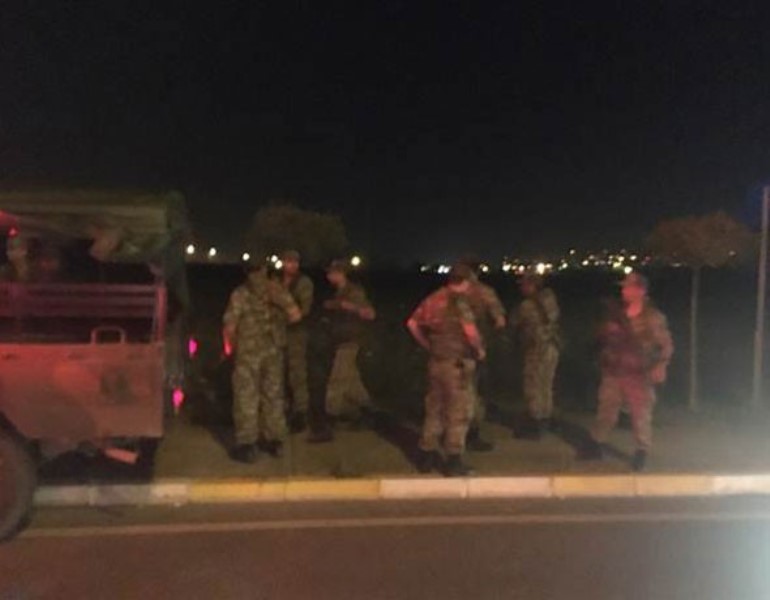 Fotoğraflarla darbe gecesi