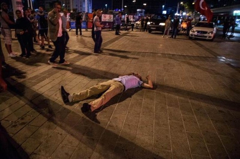 Fotoğraflarla darbe gecesi