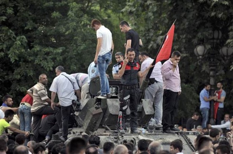 Fotoğraflarla darbe gecesi