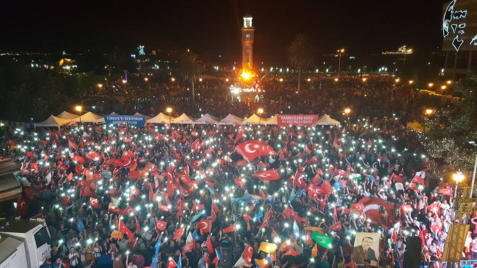 İzmir’de darbe girişimine karşı demokrasi nöbeti