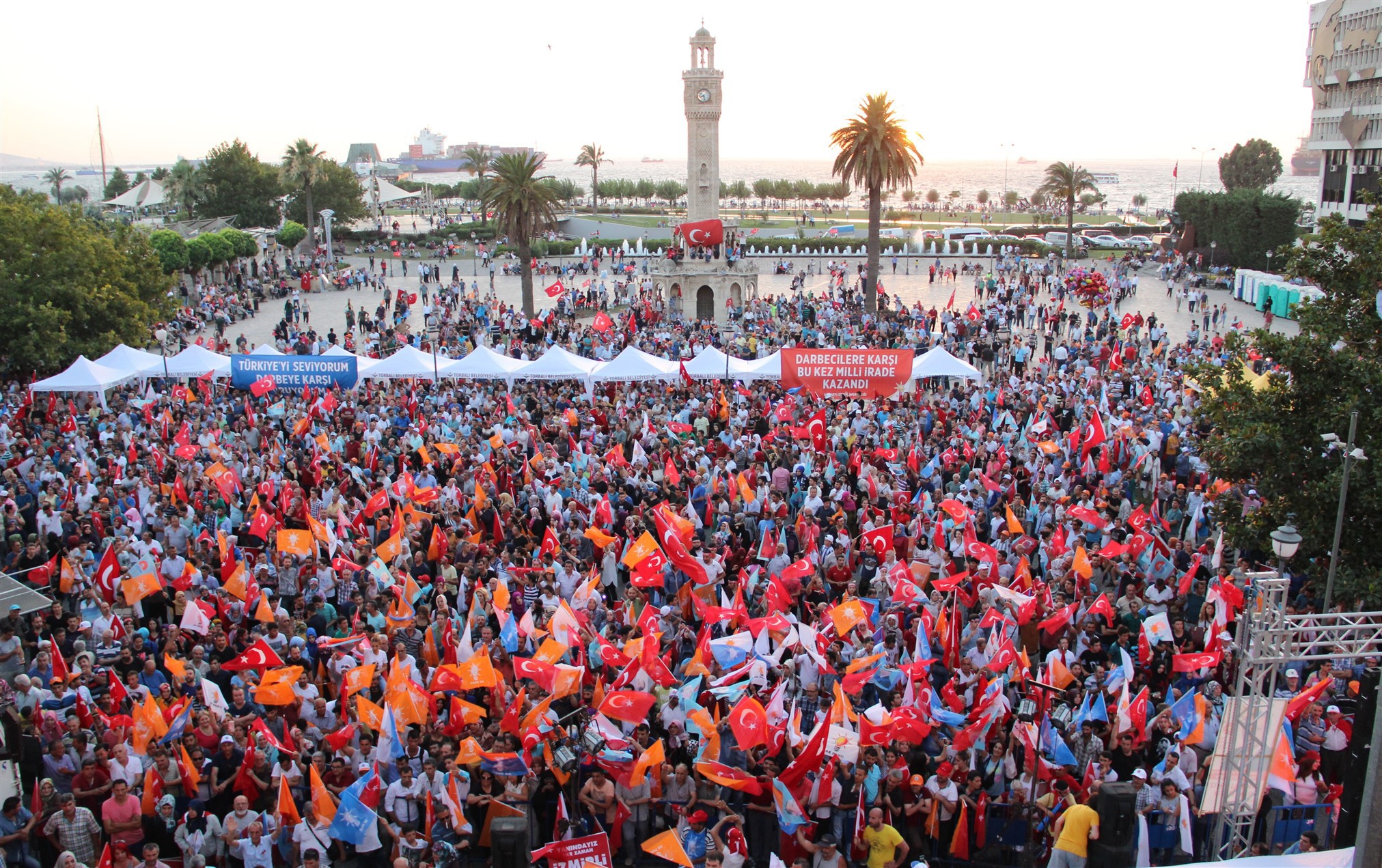 İzmir’de darbe girişimine karşı demokrasi nöbeti