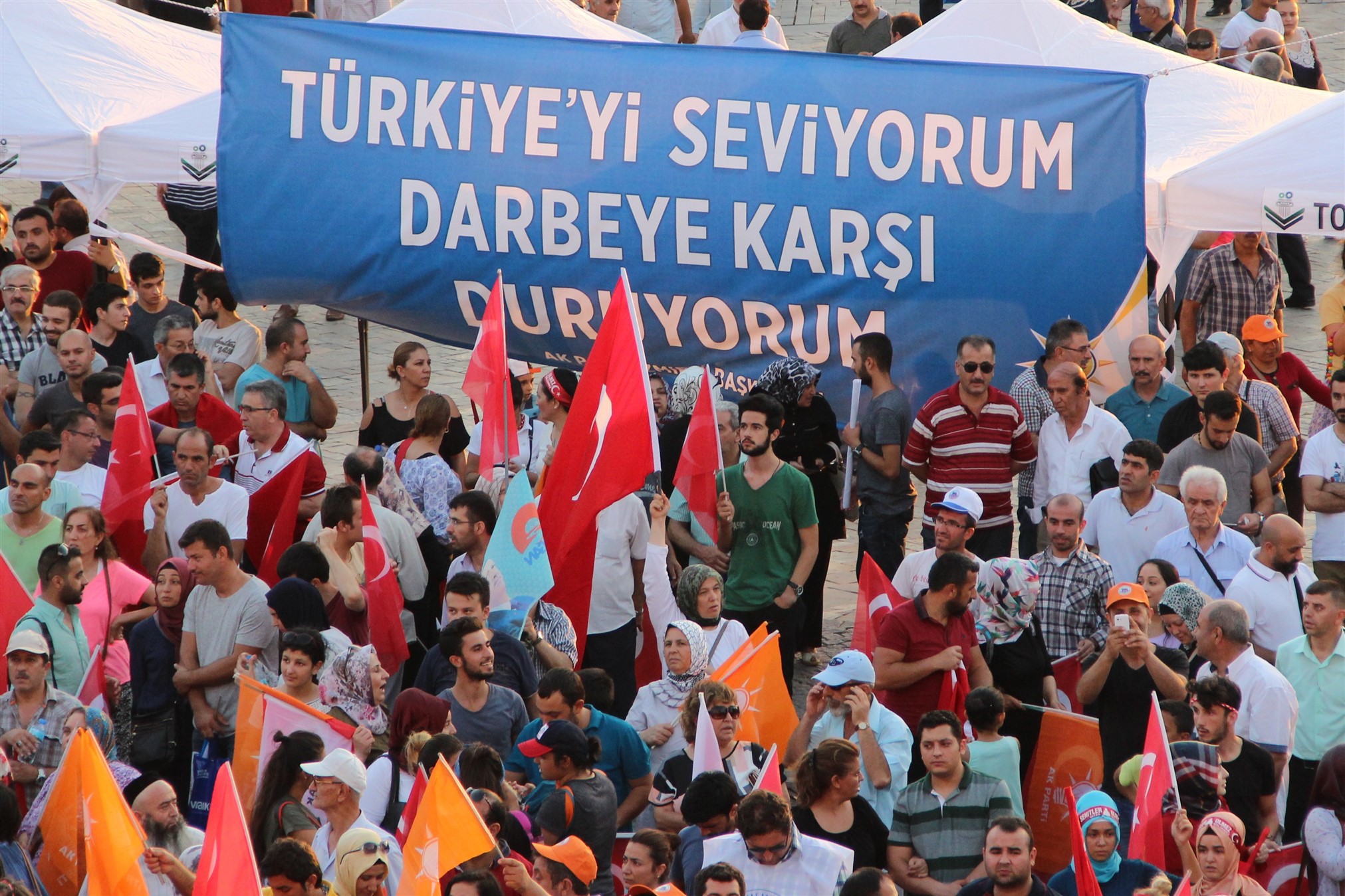 İzmir’de darbe girişimine karşı demokrasi nöbeti