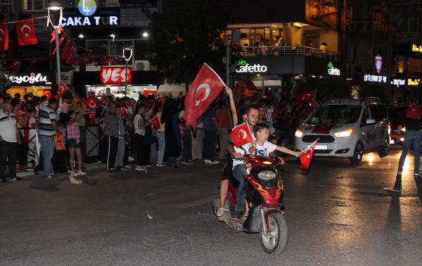 Darbe girişimi Ege'de protesto edildi