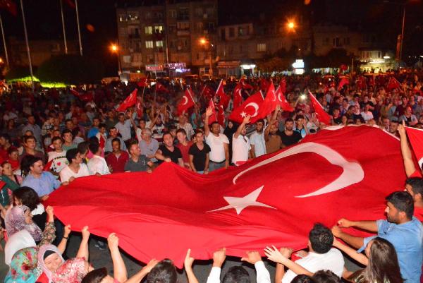 Darbe girişimi Ege'de protesto edildi