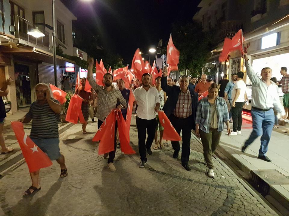 İzmir’de darbe girişimine karşı demokrasi nöbeti