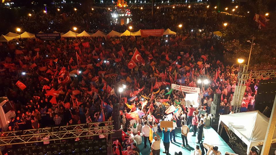 İzmir’de darbe girişimine karşı demokrasi nöbeti