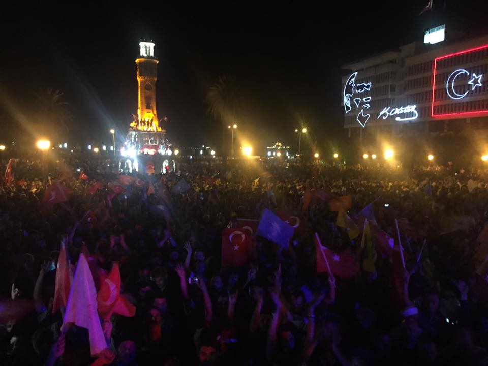 İzmir’de darbe girişimine karşı demokrasi nöbeti