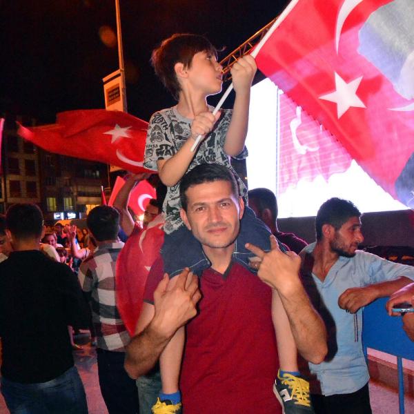 Darbe girişimi Ege'de protesto edildi