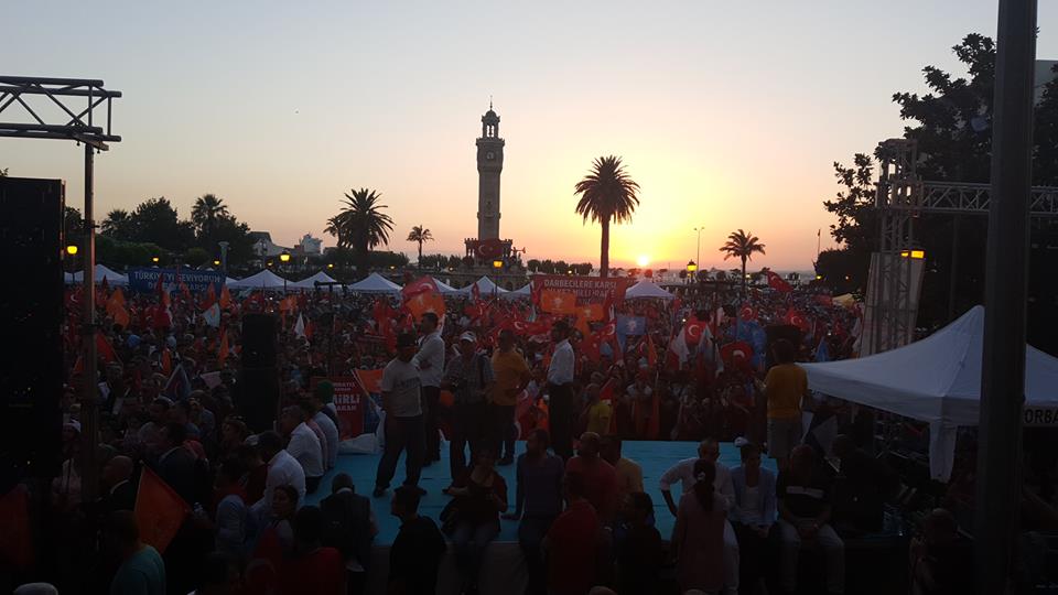 İzmir’de darbe girişimine karşı demokrasi nöbeti