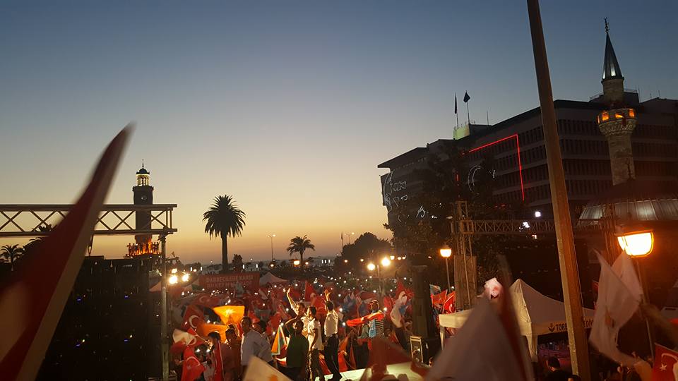 İzmir’de darbe girişimine karşı demokrasi nöbeti