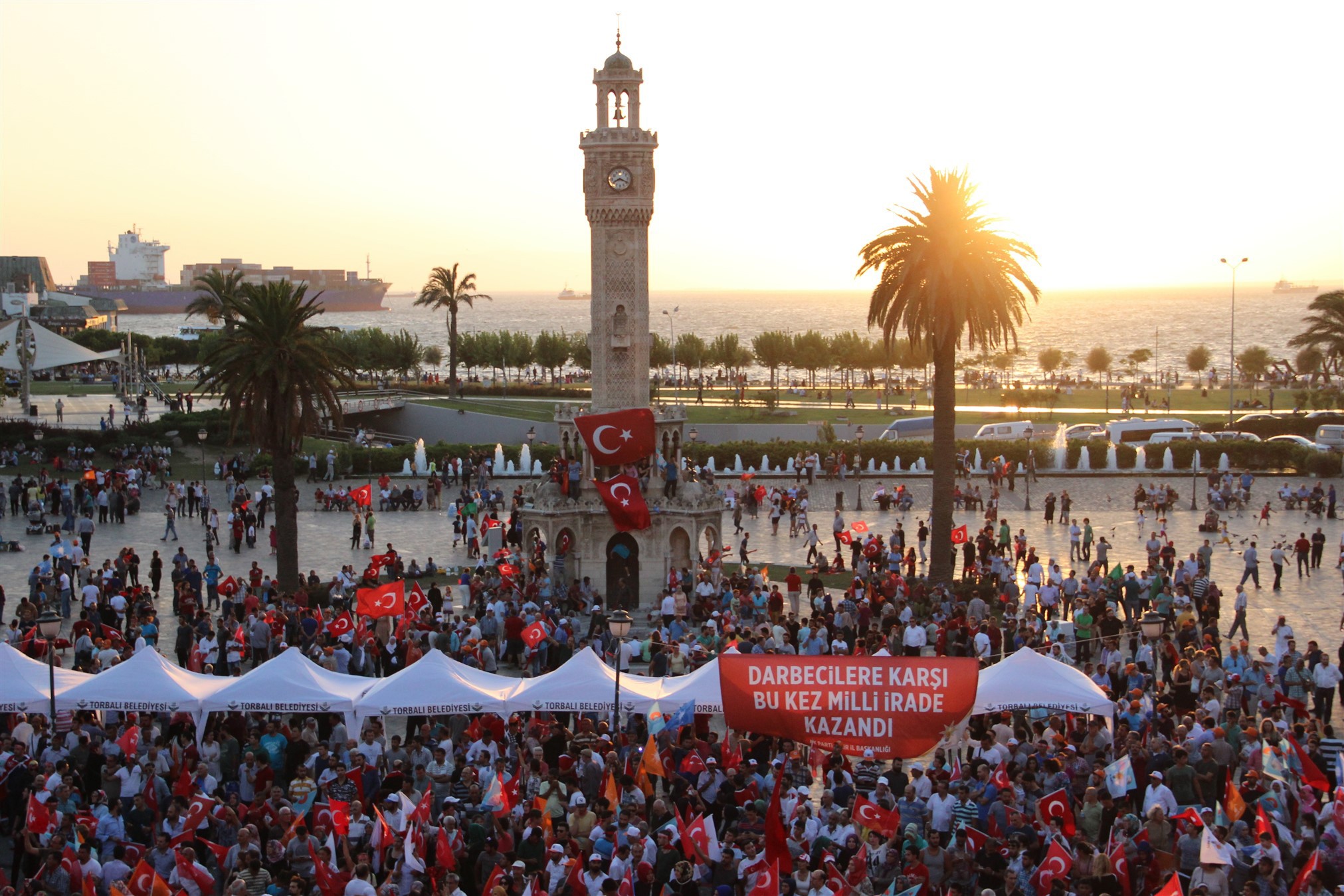 İzmir’de darbe girişimine karşı demokrasi nöbeti