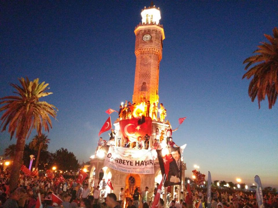 İzmir’de darbe girişimine karşı demokrasi nöbeti