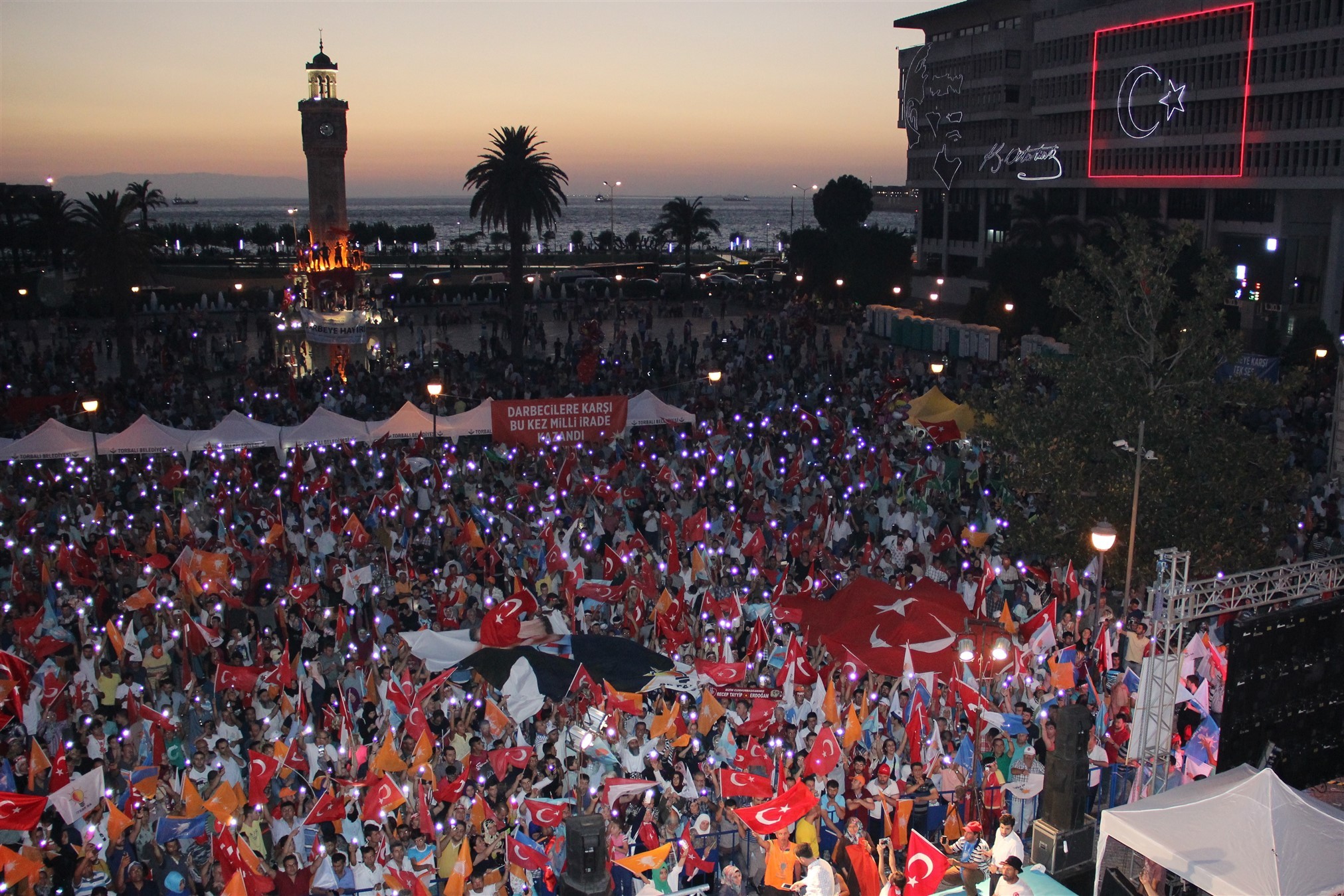 İzmir’de darbe girişimine karşı demokrasi nöbeti