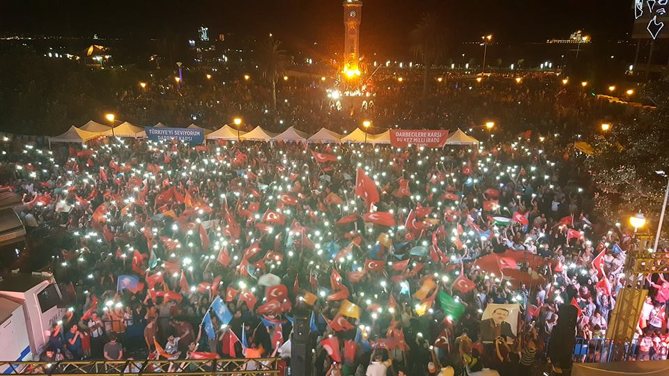 İzmir’de darbe girişimine karşı demokrasi nöbeti