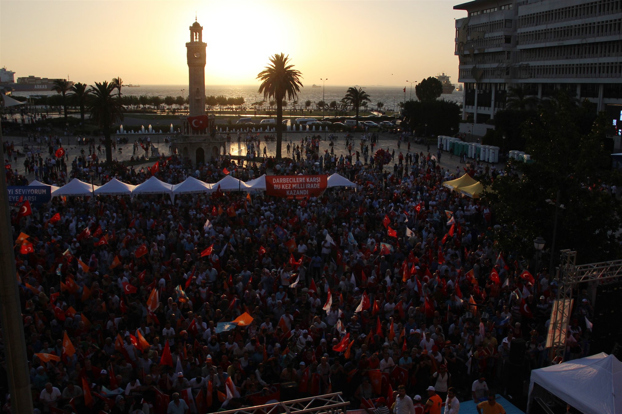 İzmir’de darbe girişimine karşı demokrasi nöbeti