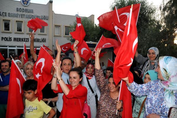 Darbe girişimi Ege'de protesto edildi