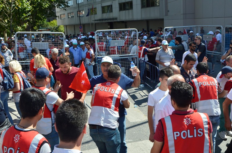Cumhuriyet ve Demokrasi Mitingi'ne vatandaşlar akın etti