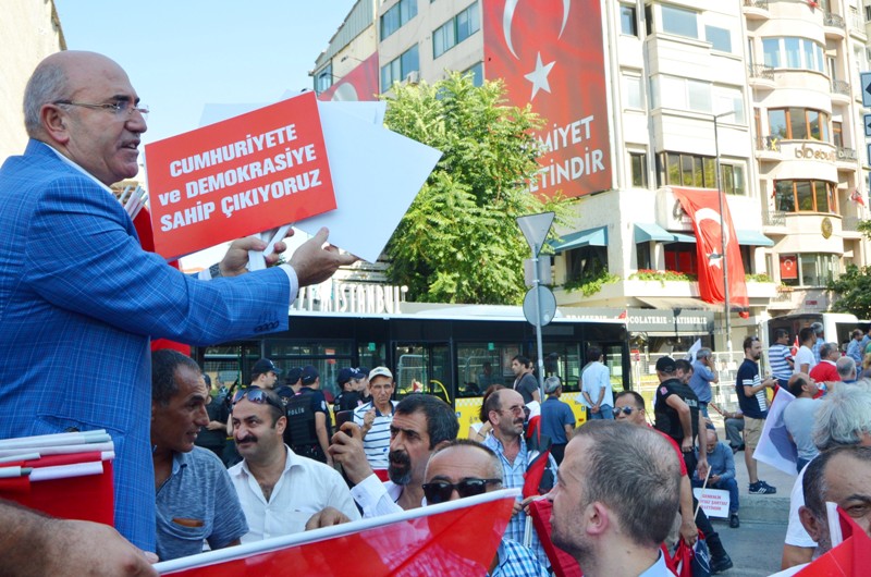 Cumhuriyet ve Demokrasi Mitingi'ne vatandaşlar akın etti