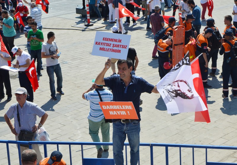 Cumhuriyet ve Demokrasi Mitingi'ne vatandaşlar akın etti