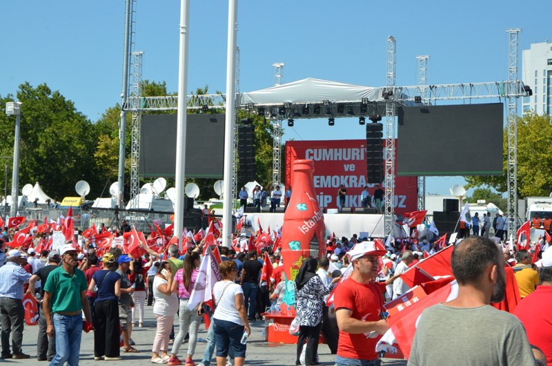 Cumhuriyet ve Demokrasi Mitingi'ne vatandaşlar akın etti