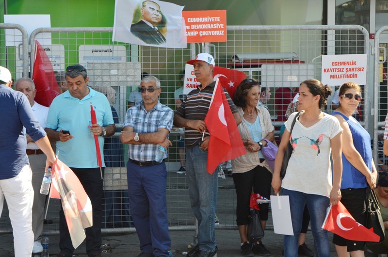 Cumhuriyet ve Demokrasi Mitingi'ne vatandaşlar akın etti