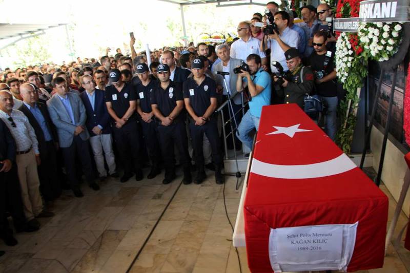 İzmir şehidini son yolculuğuna uğurladı