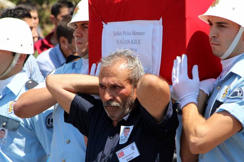 İzmir şehidini son yolculuğuna uğurladı
