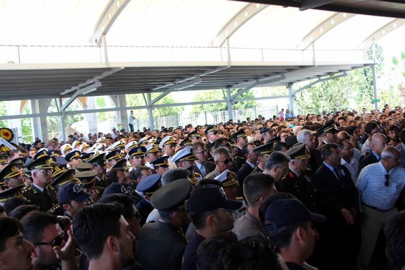 İzmir şehidini son yolculuğuna uğurladı