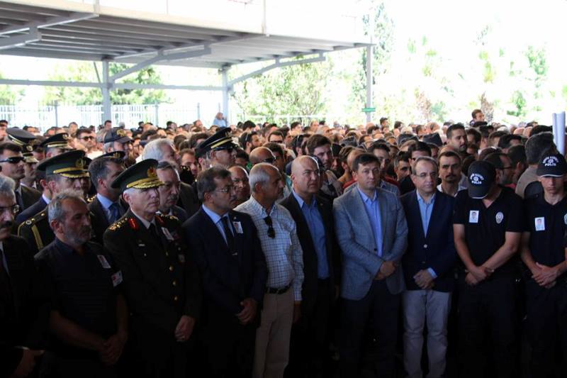 İzmir şehidini son yolculuğuna uğurladı