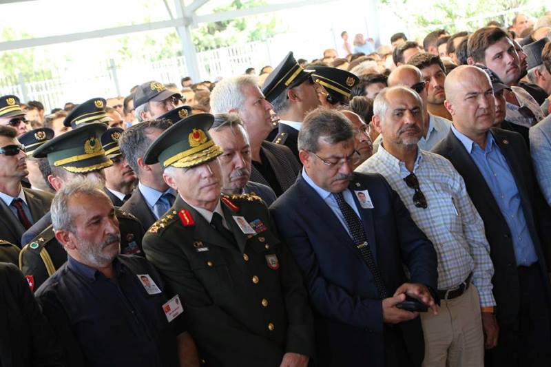 İzmir şehidini son yolculuğuna uğurladı