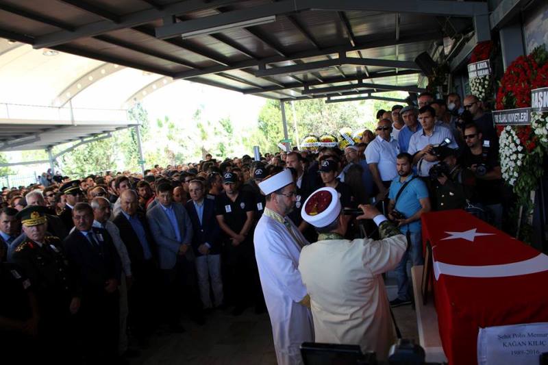 İzmir şehidini son yolculuğuna uğurladı