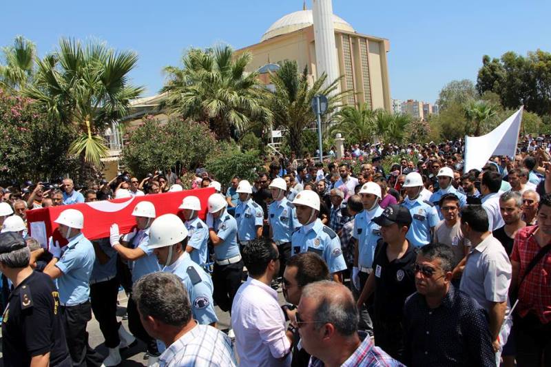 İzmir şehidini son yolculuğuna uğurladı