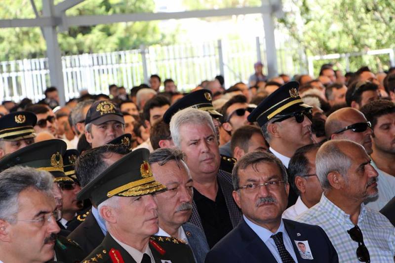 İzmir şehidini son yolculuğuna uğurladı