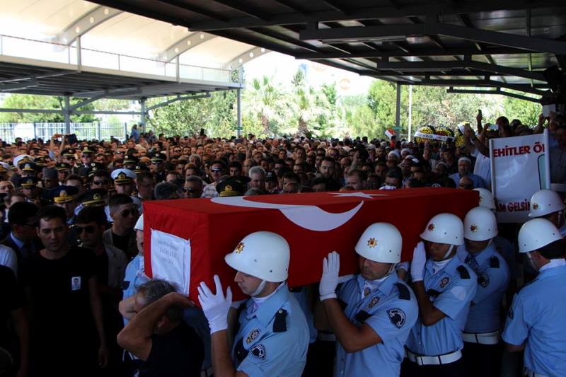 İzmir şehidini son yolculuğuna uğurladı