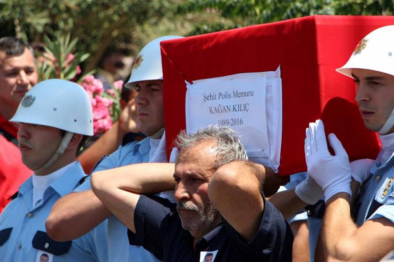İzmir şehidini son yolculuğuna uğurladı