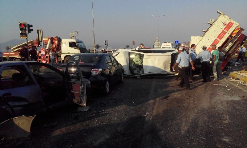 İzmir’de zincirleme trafik kazası