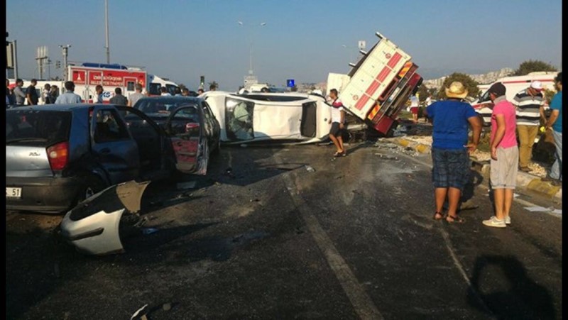 İzmir’de zincirleme trafik kazası