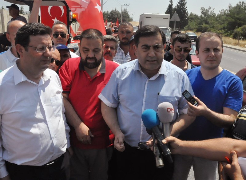 Köylüden darbe girişimine traktörlü tepki