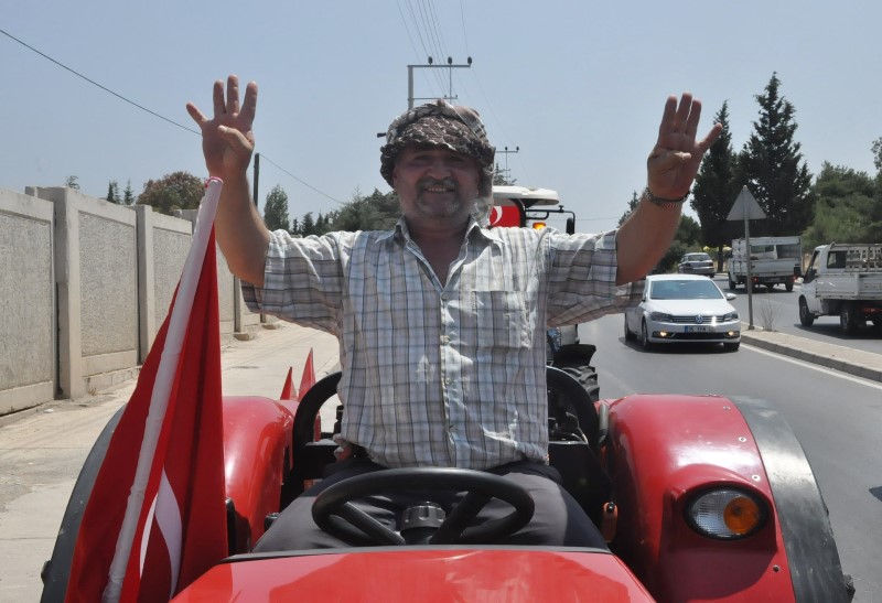 Köylüden darbe girişimine traktörlü tepki
