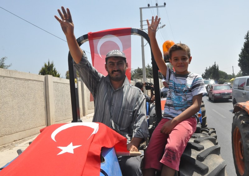 Köylüden darbe girişimine traktörlü tepki