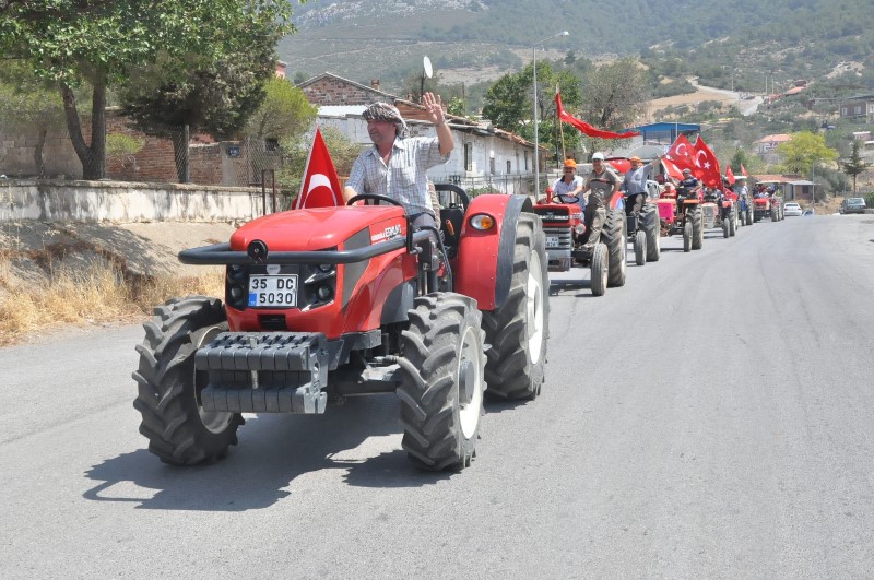 Köylüden darbe girişimine traktörlü tepki