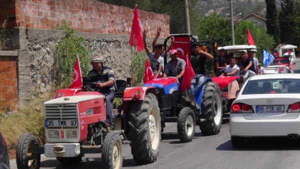 Köylüden darbe girişimine traktörlü tepki