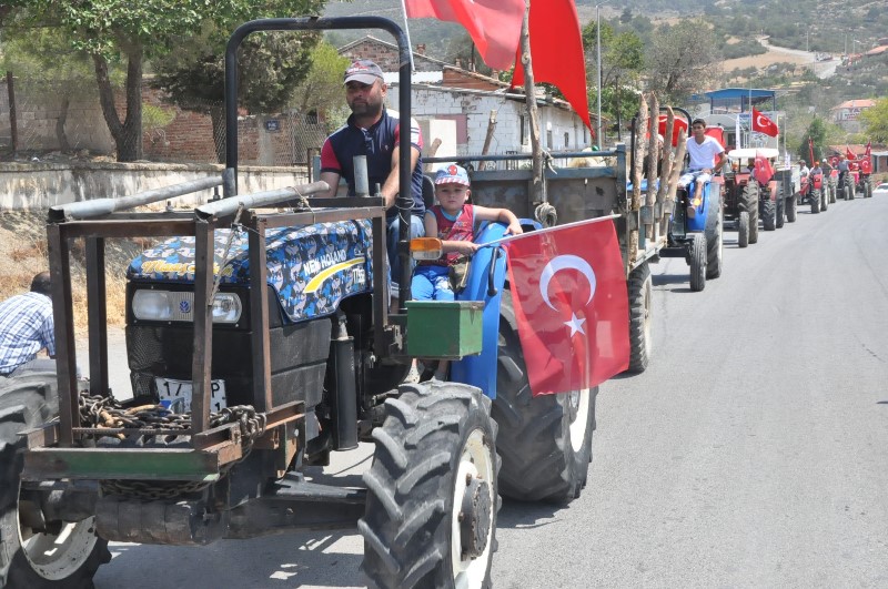 Köylüden darbe girişimine traktörlü tepki
